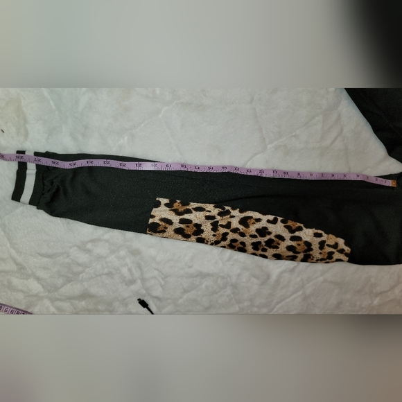 Leopard print pants. Amazon brand xs/s - Picture 4 of 5